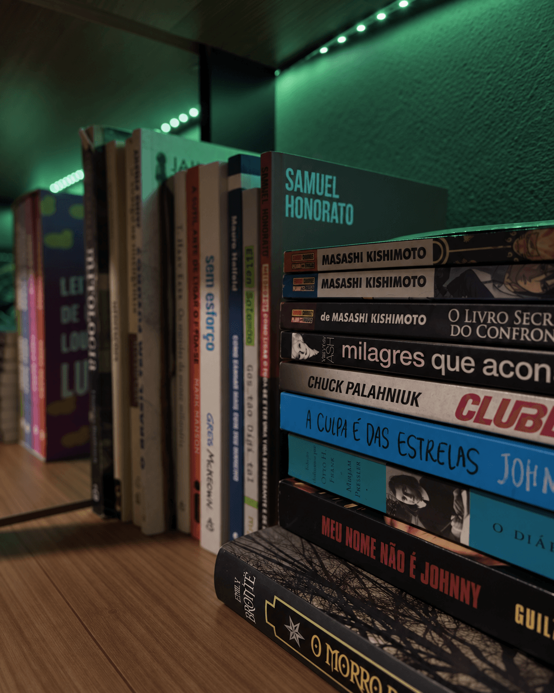 Livros no estúdio Kairen